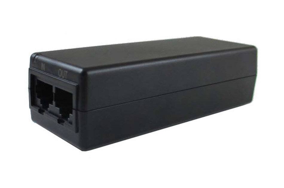 Schwarzes rechteckiges Netzwerkgerät mit zwei Ethernet-Anschlüssen, die an einem Ende mit „OUT