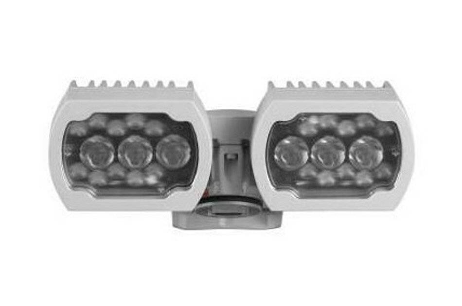 Ein zweiköpfiges Außensicherheitslicht mit zwei rechteckigen Lampengehäusen und mehreren LED-Glühbirnen auf einer zentralen Befestigungshalterung.