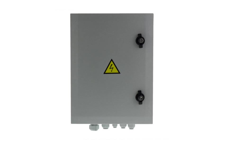 Graues Elektrisches Schaltschrank mit Hochspannungswarnzeichen und zwei schwarzen Verschlüssen auf weißem Hintergrund.