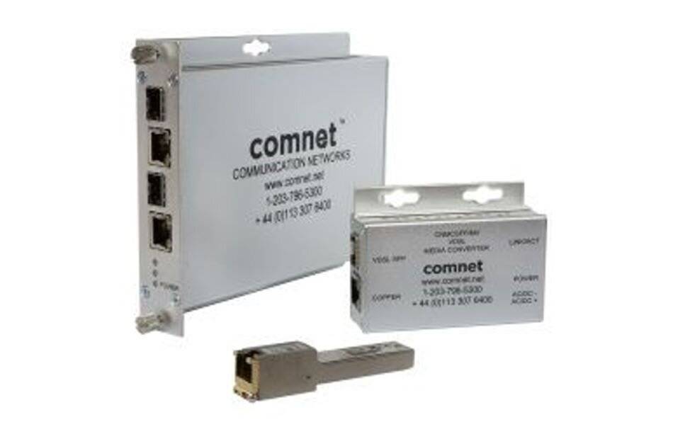 Drei ComNet-Kommunikationsnetzwerk-Hardwaremodule, bestehend aus einer großen Rackeinheit, einem kleineren Modul und einem Steckeradapter auf weißem Hintergrund.