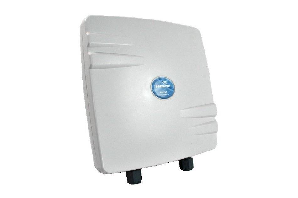 Eine quadratische, weiße Outdoor-WLAN-Antenne mit einem blauen 'netwave' Logo in der Mitte, ausgestattet mit Montagefüßen am unteren Ende.