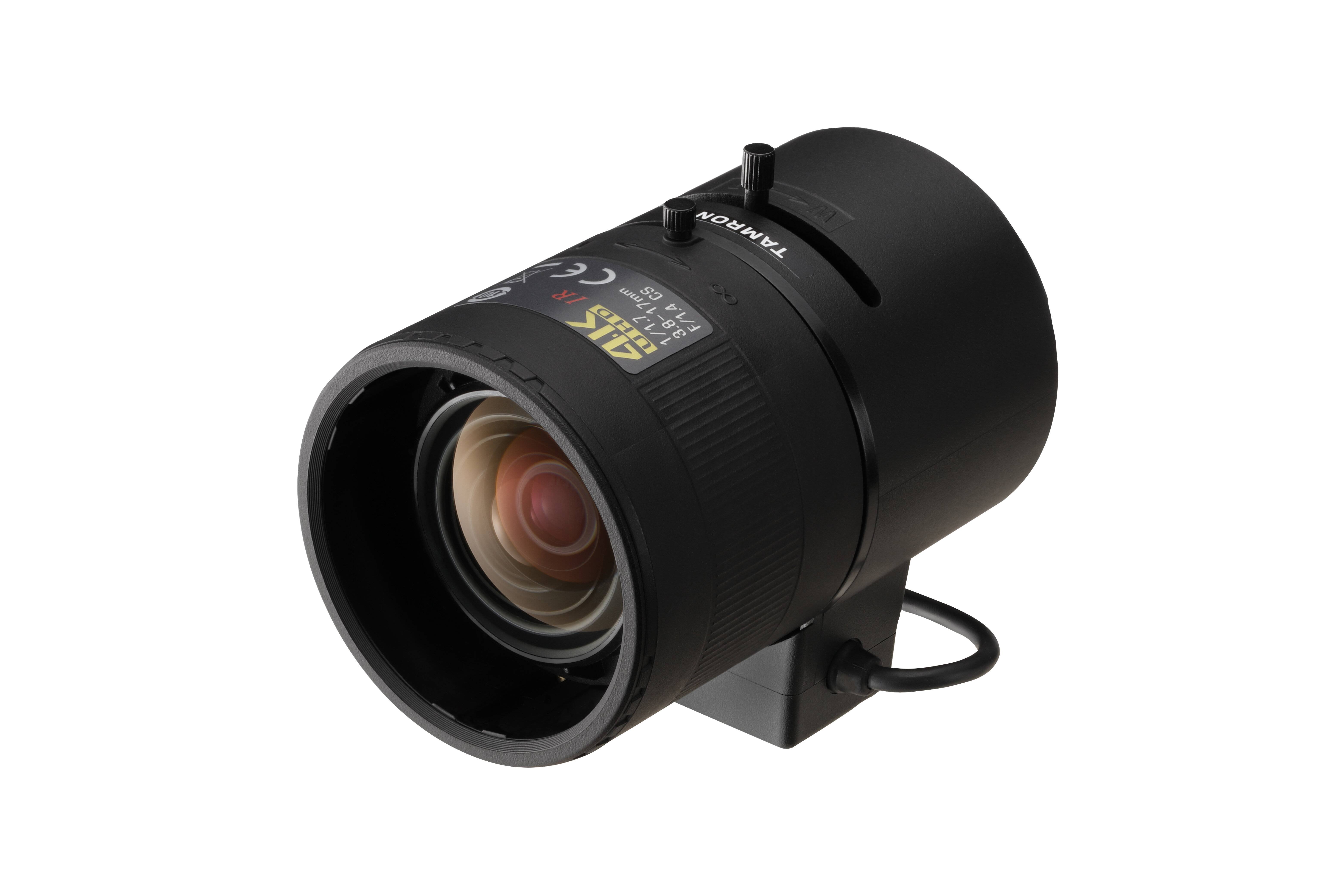 Schwarzes Nikon-Kameraobjektiv auf einer kompakten Halterung montiert, auf weißem Hintergrund dargestellt.