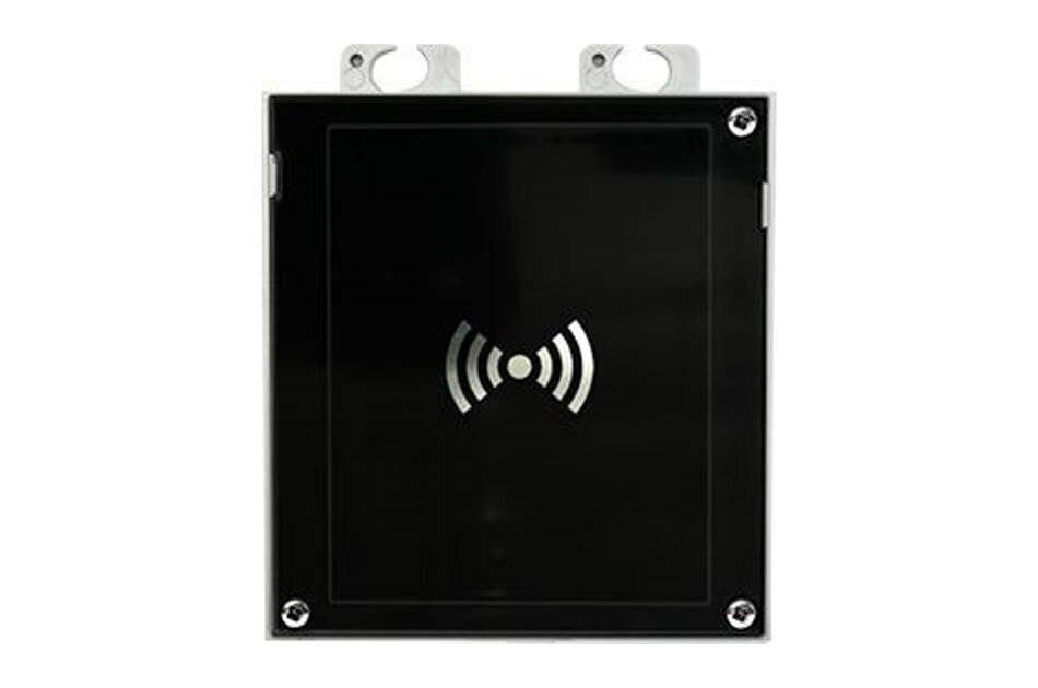 Ein schwarzes RFID-Kartenlesegerät mit einem weißen Signalsymbol auf der Vorderseite, untergebracht in einem Metallgehäuse mit Befestigungsbügeln auf der Oberseite.