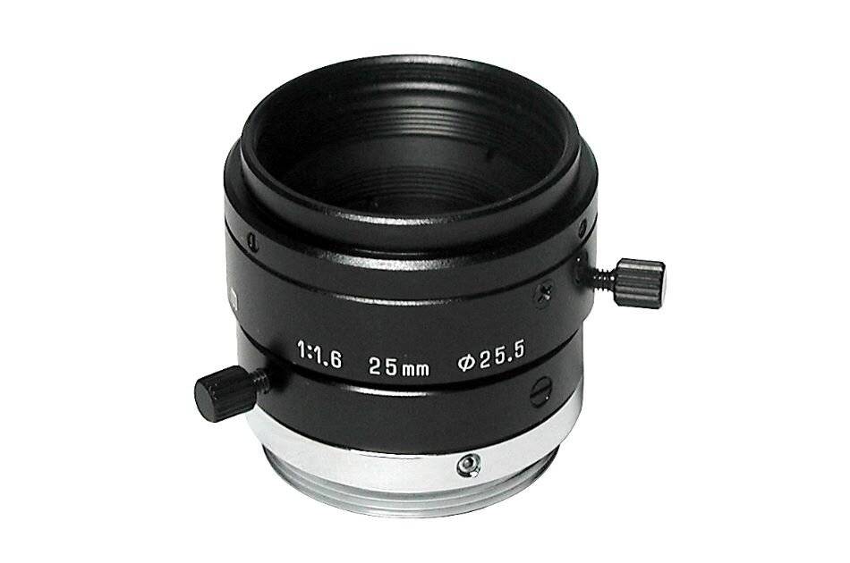 Schwarzes Kameraobjektiv mit Verstellknöpfen, beschriftet mit „1:1.6 25mm Φ25.5
