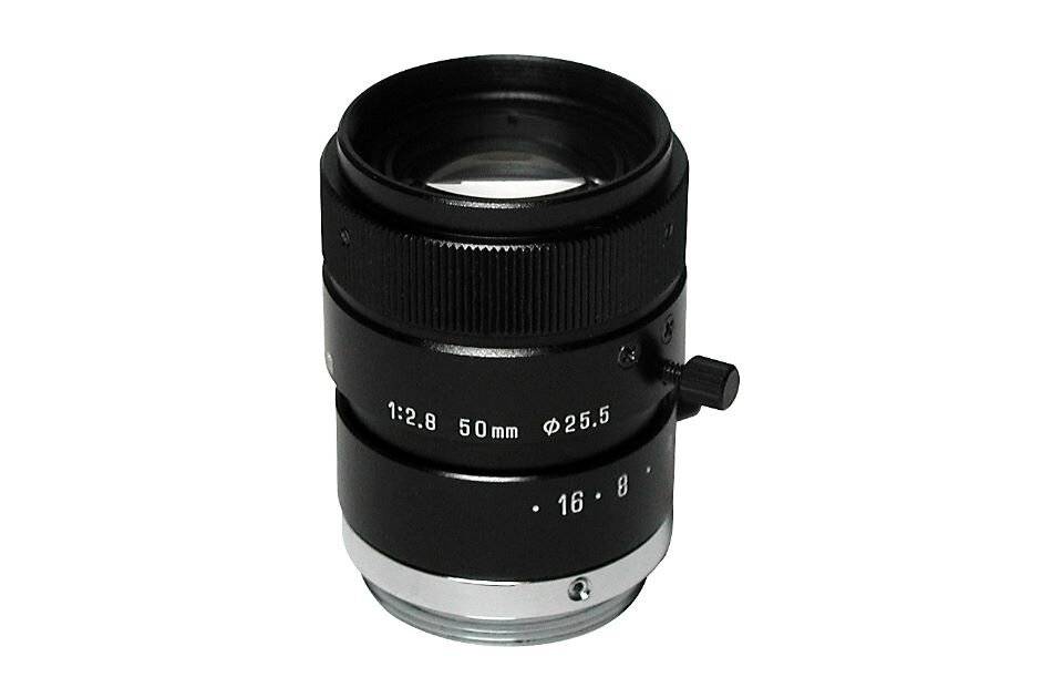 Schwarzes 50-mm-Kameraobjektiv auf weißem Hintergrund, gekennzeichnet mit „1:2,8 50mm φ25,5