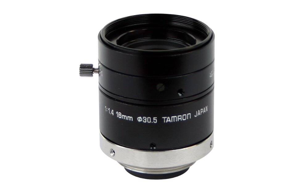 Schwarzes Tamron-Kameraobjektiv mit seitlichem Einstellknopf, beschriftet mit „1:1.4 16mm