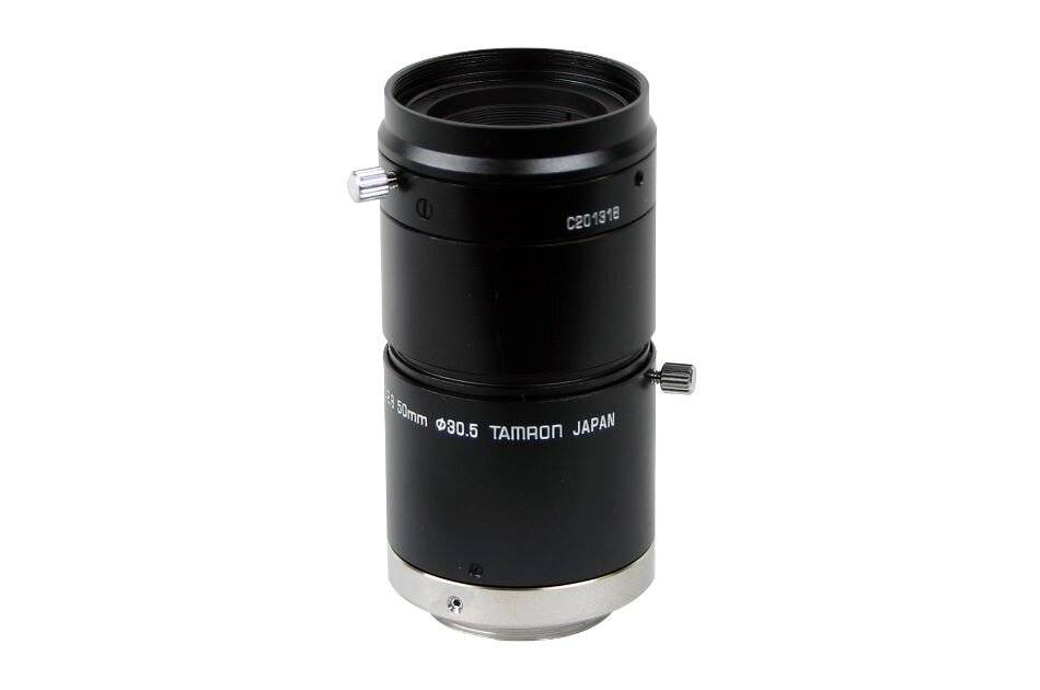 Schwarzes Tamron-Kameraobjektiv mit Metallhalterung, gezeigt auf weißem Hintergrund.
