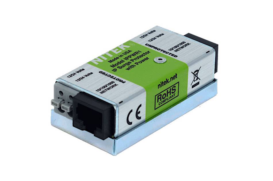 Kleines silber-und-grünes elektronisches Netzk.net-Modul oder Stromversorgungsgerät mit Anschlussanschlüssen, gezeigt auf weißem Hintergrund.