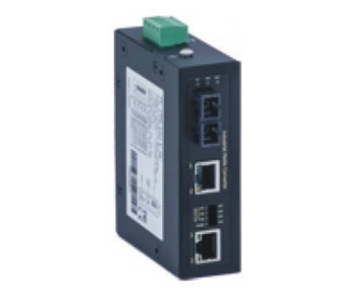 Industrielles Netzwerkkontrollmodul mit mehreren Ethernet-Anschlüssen und einem grünen Terminalstecker, isoliert auf weißem Hintergrund