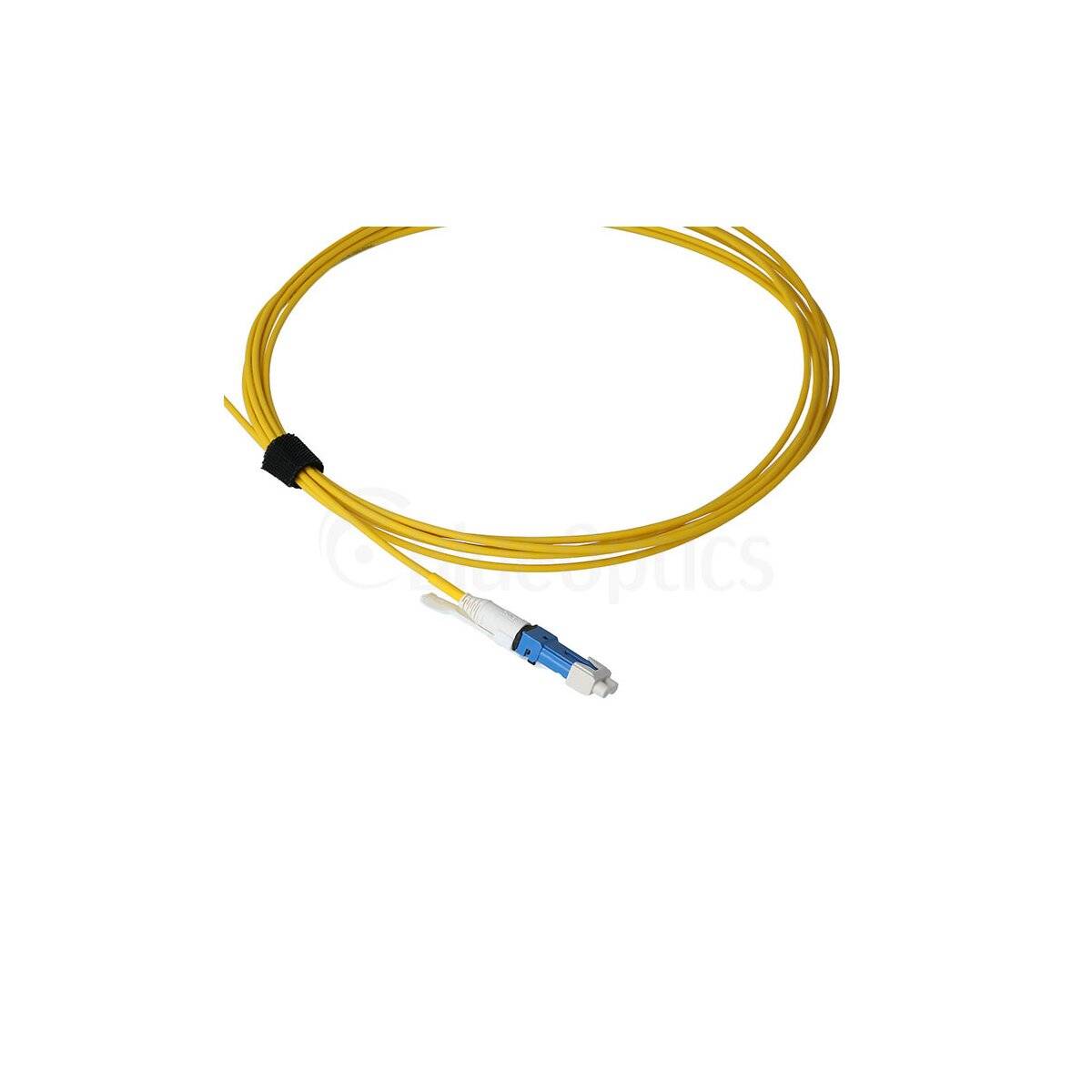 Gelbes Glasfaserkabel mit blauem und weißem Stecker, aufgewickelt auf weißem Hintergrund.