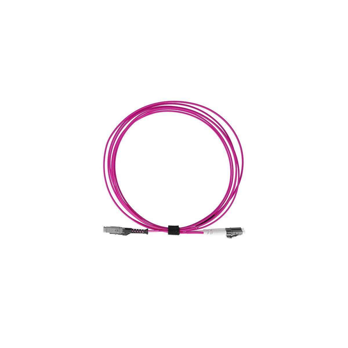 Rosa Lichtwellenleiterkabel in einem Kreis aufgewickelt mit Steckverbindern an beiden Enden, isoliert auf weißem Hintergrund.