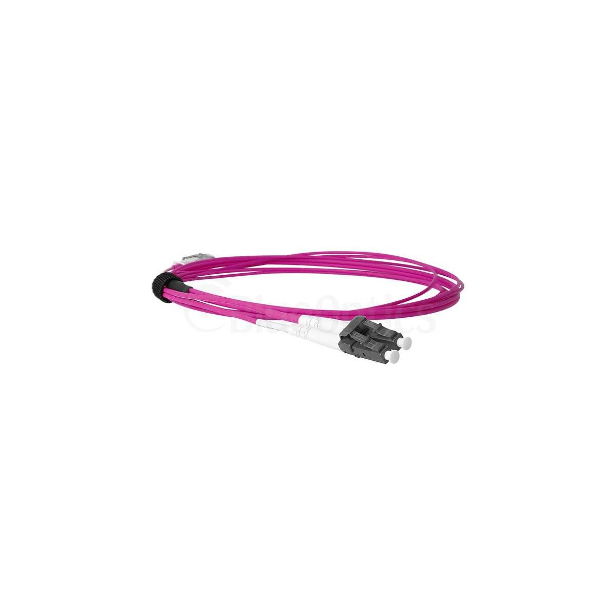 Magenta-Glasfaserkabel mit schwarzen und weißen Steckverbindern auf weißem Hintergrund.