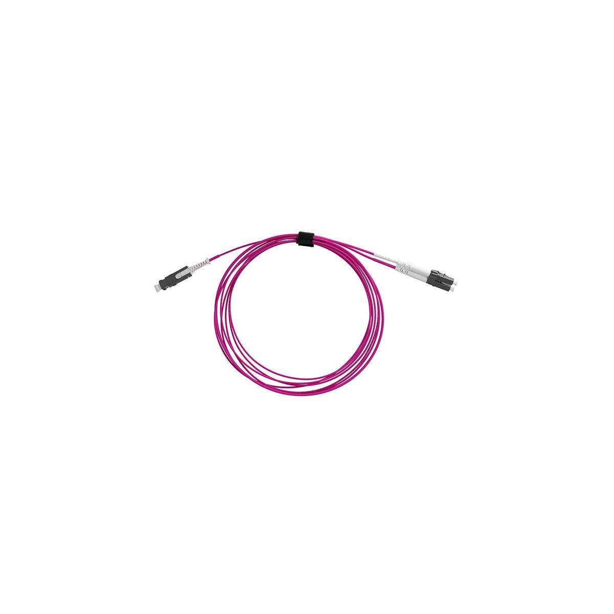 Aufgerolltes Magenta-Glasfaserkabel mit Metallkonnektoren an beiden Enden, isoliert auf weißem Hintergrund.
