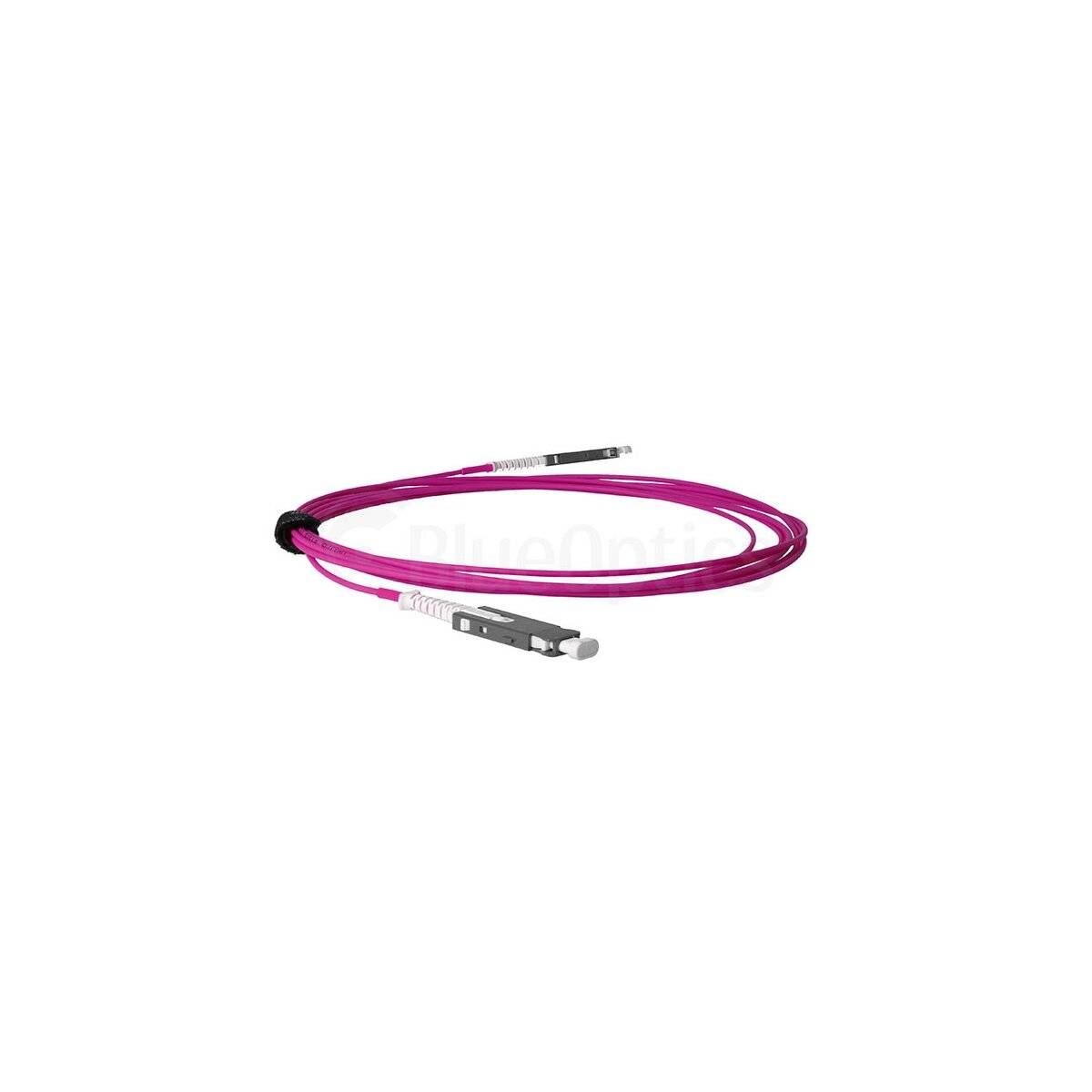 Aufgerolltes magentafarbenes Glasfaserkabel mit Anschlüssen auf weißem Hintergrund.