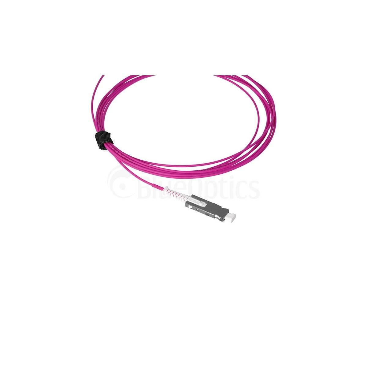 Rosa Lichtwellenleiterkabel mit weißem Anschluss, aufgewickelt vor einem einfachen weißen Hintergrund.