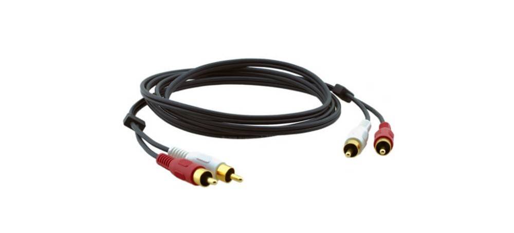 Ein Paar rot-weiße RCA-Audiokabel, ordentlich aufgewickelt, zum Anschluss von Audiogeräten, mit vergoldeten Steckern an jedem Ende.