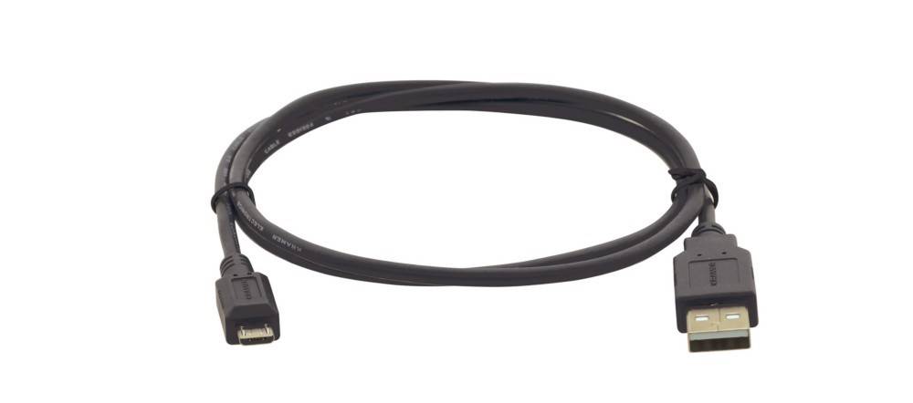 Ein schwarzes USB-Kabel mit einem Standard-USB-Anschluss an einem Ende und einem Micro-USB-Anschluss am anderen Ende, das sich locker aufgerollt vor einem weißen Hintergrund befindet.