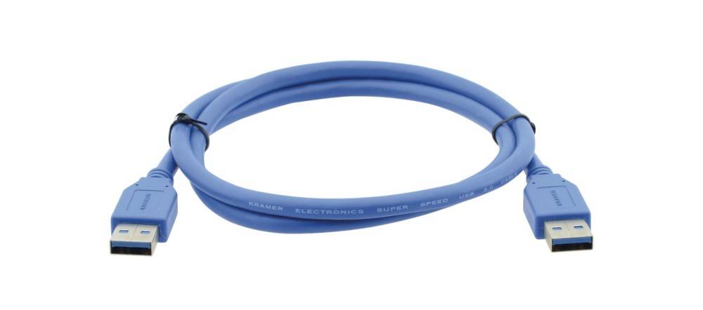Ein blau-farbenes USB 3.0-Kabel, das zu einer Schleife gewickelt ist, mit der Beschriftung 