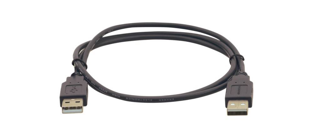 Ein schwarzes elektronisches Kabel, das zu einer Schleife gewickelt ist, beschriftet mit 'Kramer's Electronics High Speed', verwendet für Audio-Video-Verbindungen.