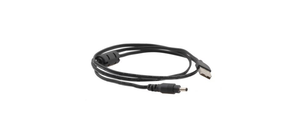 Ein schwarzes USB-zu-DC-Netzteilkabel, aufgewickelt mit sichtbaren Anschlüssen an beiden Enden, verwendet zum Laden oder zur Stromversorgung.