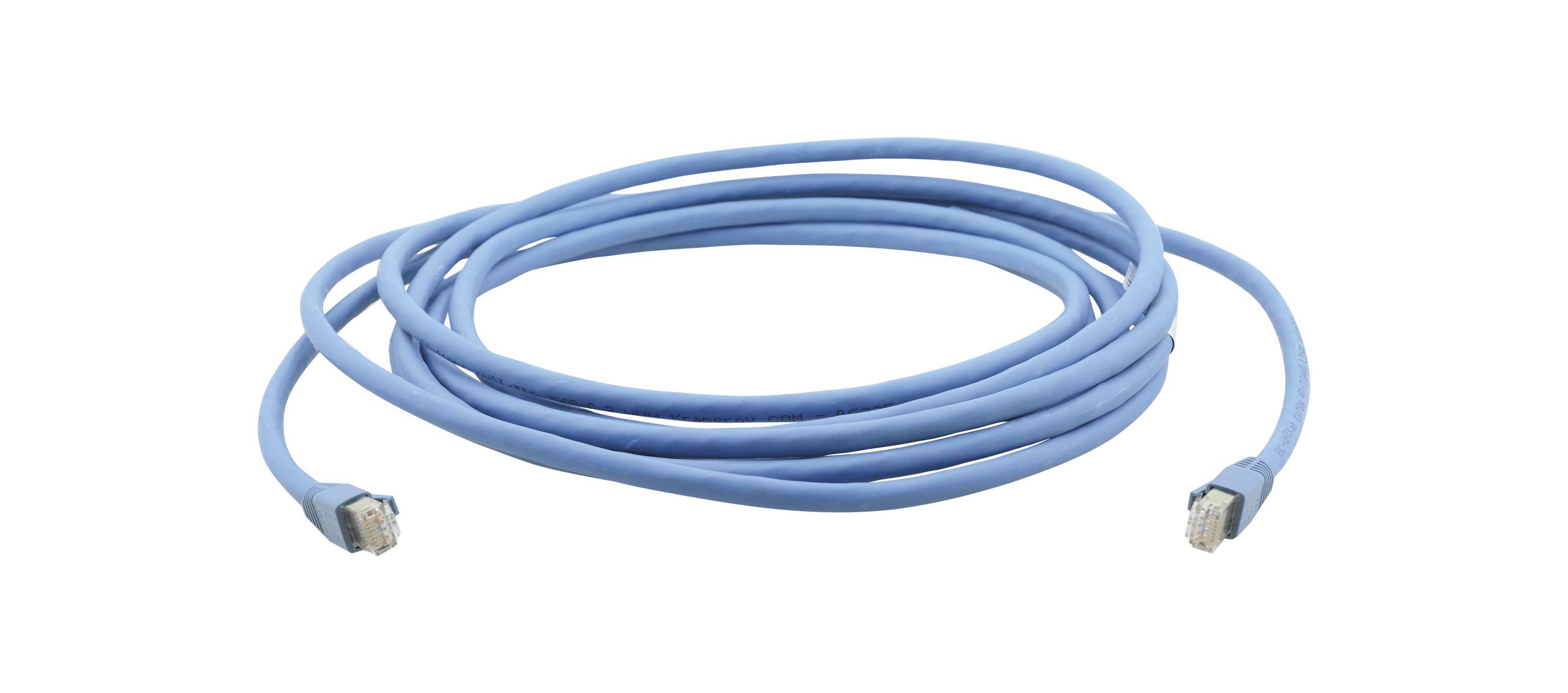 Aufgerolltes blaues Ethernet-Kabel mit RJ45-Steckern an beiden Enden, vor weißem Hintergrund dargestellt.