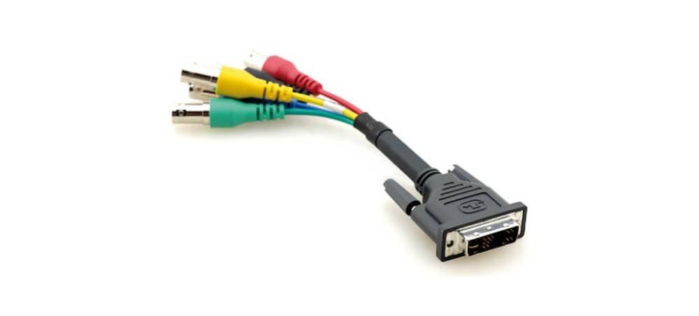 Ein VGA-zu-Komponenten-Videoadapter-Kabel mit Anschlüssen in Rot, Grün und Blau für Video sowie Weiß und Rot für Audio auf einem weißen Hintergrund.