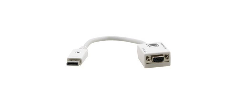 Ein kurzes weißes Adapterkabel mit einem DisplayPort-Anschluss an einem Ende und einem VGA-Anschluss am anderen Ende.