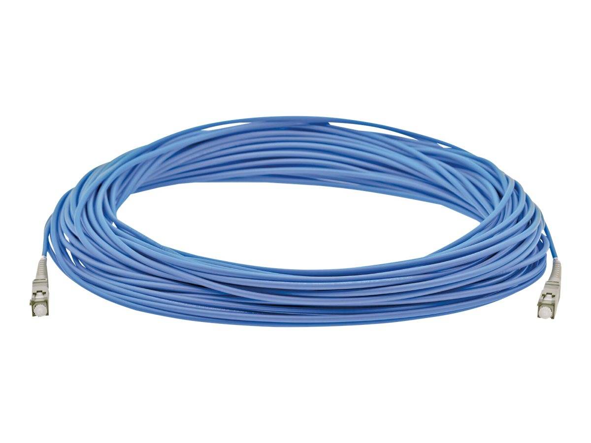 Aufgerolltes blaues Ethernet-Netzwerkkabel mit RJ45-Steckern an beiden Enden, isoliert auf weißem Hintergrund.