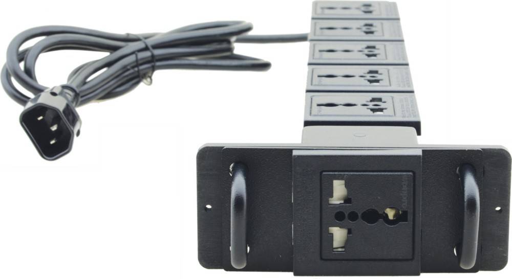 Eine schwarze Steckdosenleiste mit mehreren universellen Elektrosteckdosen und einem langen Kabel ist zu sehen, die für die Montage auf einer Oberfläche konzipiert ist.