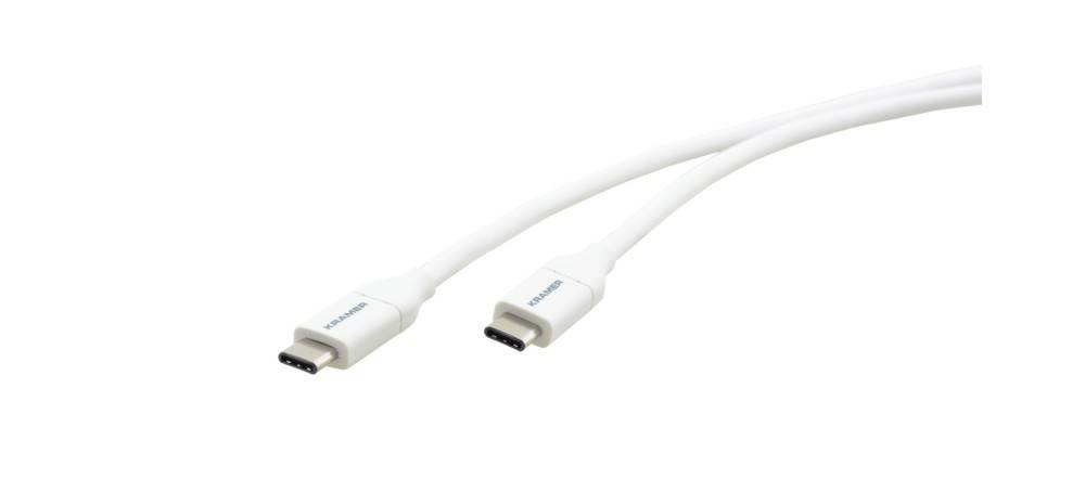 Ein weißes USB-C-Kabel mit dem Markennamen 'Kramer', der am Ende des Anschlusses sichtbar ist, verwendet für Datenübertragung und Laden.