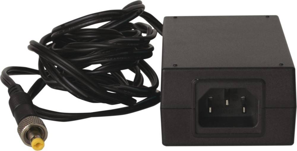 Ein schwarzes Netzteil mit einer spiralförmigen Kabelführung, ausgestattet mit einer standardmäßigen rechteckigen Steckdosenbuchse, das zur Stromversorgung elektronischer Geräte verwendet wird.