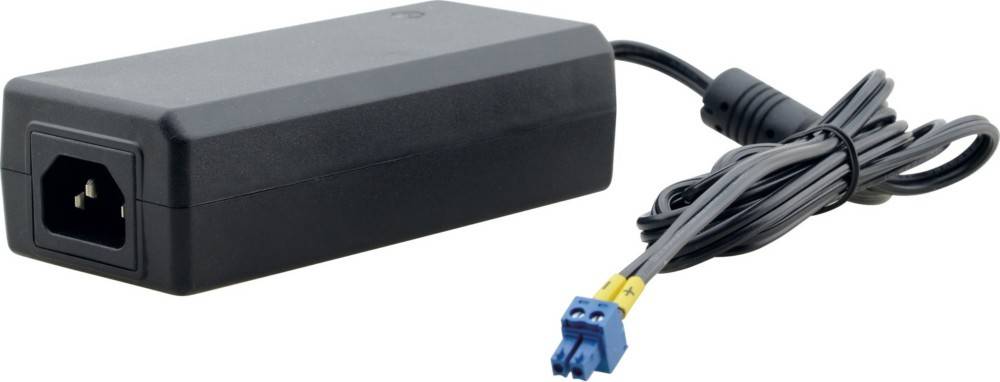 Ein schwarzes Netzteil mit einem blauen Anschluss und angeschlossenem Kabel, das zur Stromversorgung von Geräten dient, wird vor einem weißen Hintergrund gezeigt.