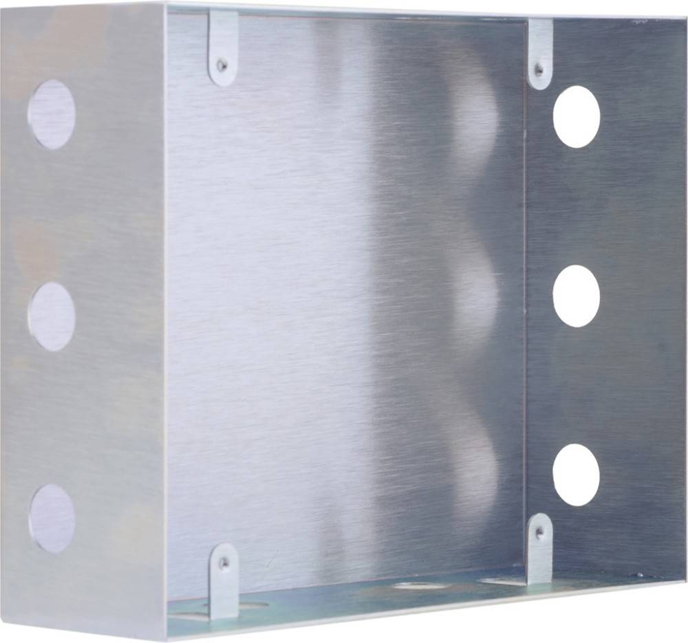 Eine rechteckige Metallhalterung mit seitlichen Löchern, konzipiert zum Befestigen oder Abstützen von Ausrüstung, hergestellt aus silberfarbenem Metall.