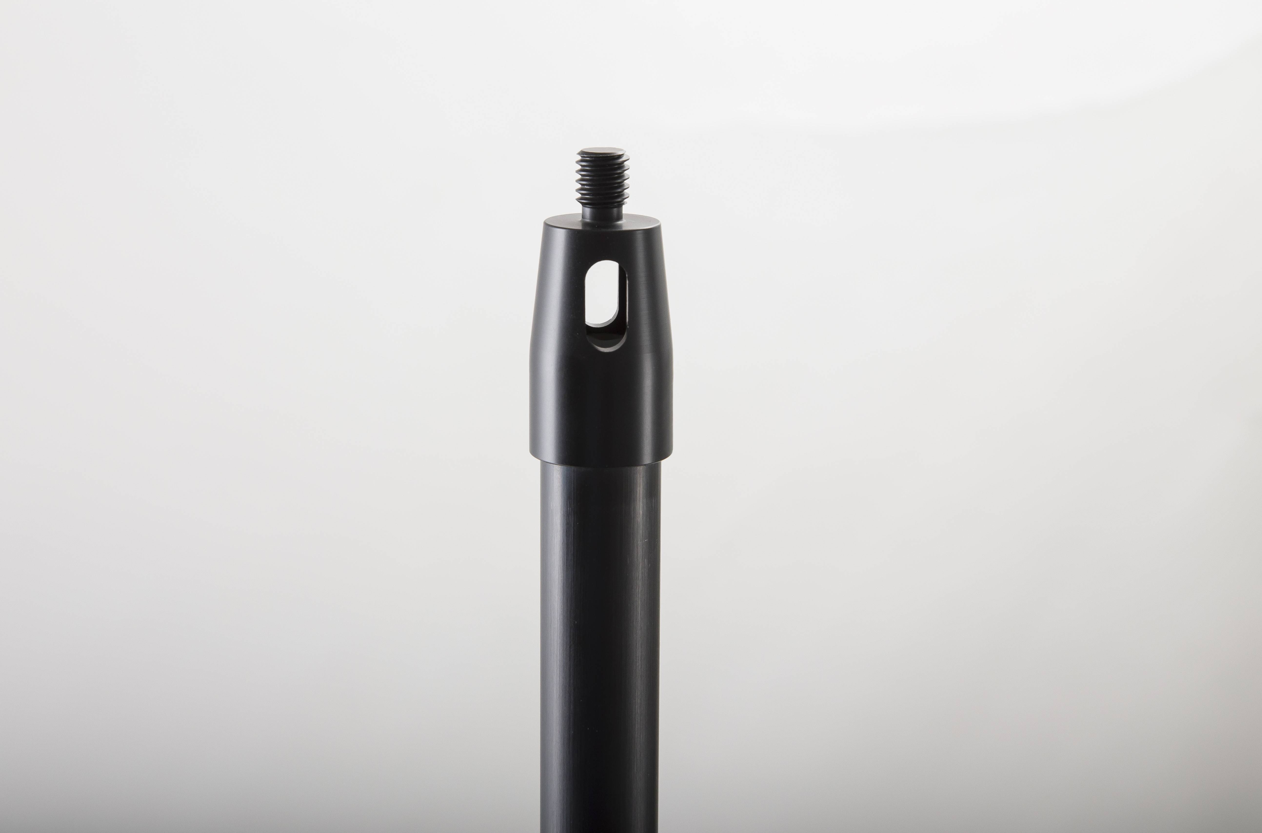 Schwarze Metallstange mit einer Gewindestift an der Oberseite, vor einfachem hellem Hintergrund gezeigt.