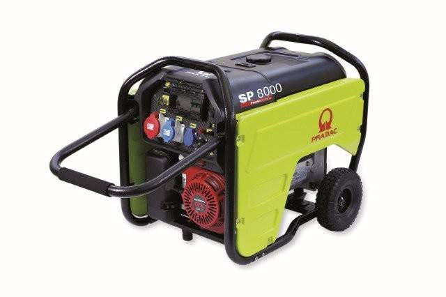 Tragbarer Generator mit grüner Außenseite, gekennzeichnet mit 'SP 8000 Pramac.' Ausgestattet mit mehreren Steckdosen und Seilzug-Anlasser.