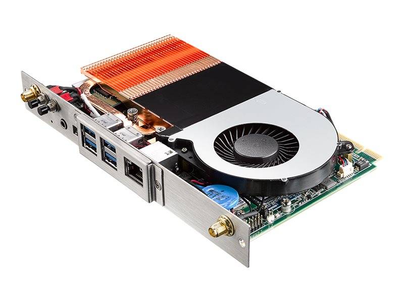 Grafikkarte mit großem Kühlventilator und Kühlkörper, auf weißem Hintergrund dargestellt, mit Anzeigeports auf der Rückseite und einem PCIe-Anschluss.