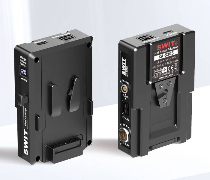 Zwei schwarze SWIT Hot-Swap-Adapter mit sichtbaren Anschlüssen und Anschlussleisten. Sie zeigen Modellnummern, Spannungsinformationen und das Markenlogo.