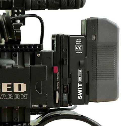 Eine professionelle Videokamera-Ausrüstung mit einer angebrachten SWIT-Batterie, die einen Ladestand anzeigt. Geeignet für Film- und Videoproduktion.