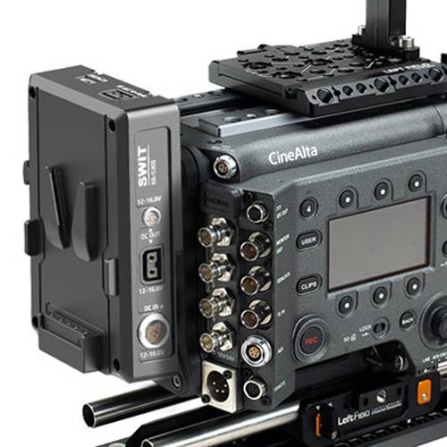 Eine professionelle Videokamera mit mehreren Anschlüssen und montierter Batterie, die das Branding 