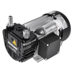 Vakuumpumpe mit einem schwarzen und silbernen Gehäuse, auf dem das Markenlogo und die Modellnummer sichtbar sind. Zu den Schlüsselkomponenten gehören ein Motor und Druckmessanschlussports.
