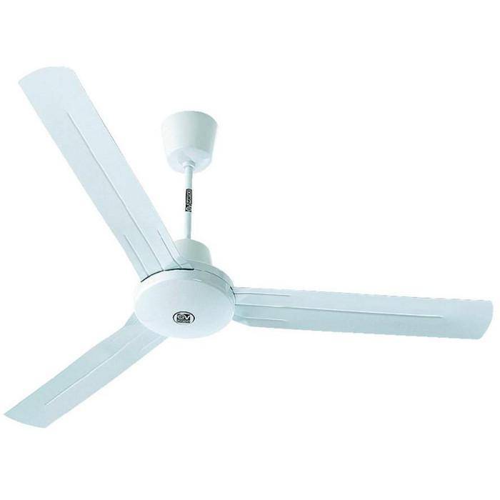 Weißer Deckenventilator mit drei Flügeln, der an einer kurzen Abhängerstange vor einem schlichten weißen Hintergrund hängt.