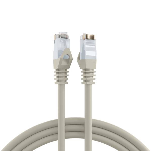 Zwei beige Ethernet-Kabel mit RJ45-Steckern, aufrecht dargestellt mit aufgewickeltem Kabel darunter auf weißem Hintergrund.