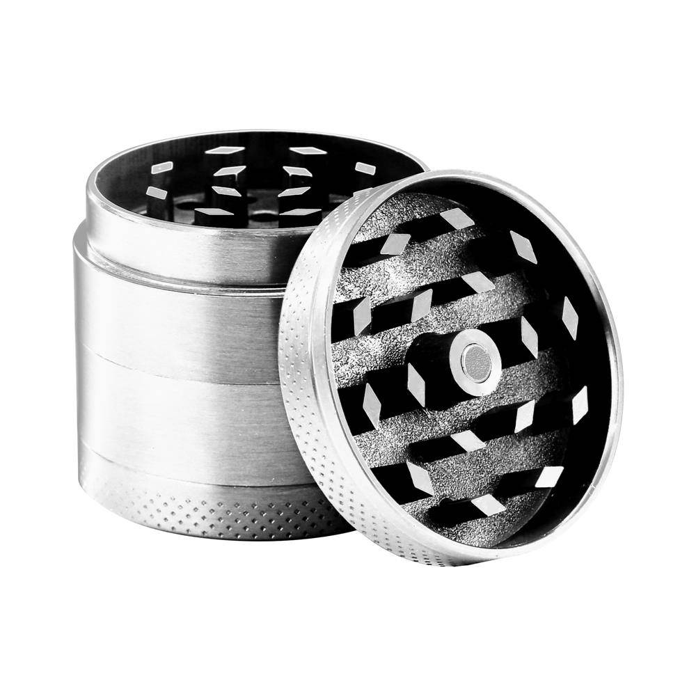 Intirilife Grinder in METALLIC SILBER – 4-teiliger Küchen Crusher aus Metall zum Zerkleinern und Schreddern von Kräutern, Gewürzen, Tabak, Pflanz