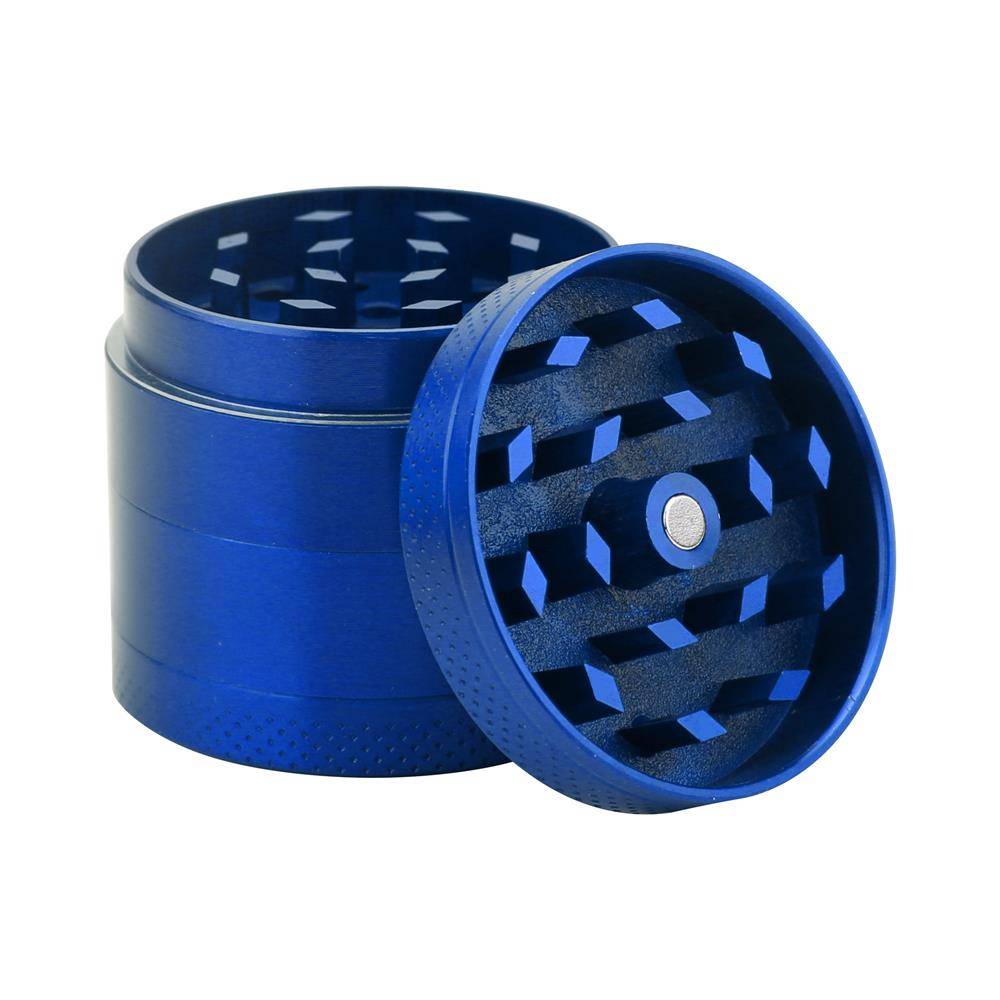 Intirilife Grinder in METALLIC BLAU – 4-teiliger Küchen Crusher aus Metall zum Zerkleinern und Schreddern von Kräutern, Gewürzen, Tabak, Pflanzen