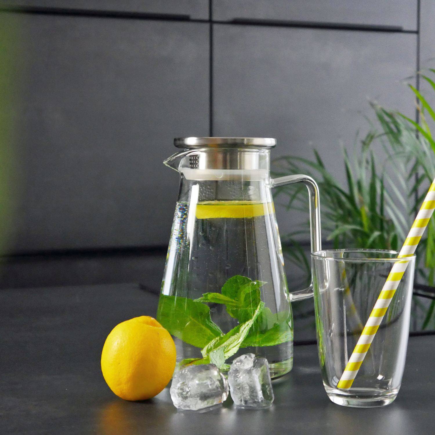 Intirilife Karaffe in KLAR – 1,5 Krug mit Henkel und Deckel hitzebeständig geeignet für heiße und kalte Getränke, Tee, Kaffee, Wasser uvm.