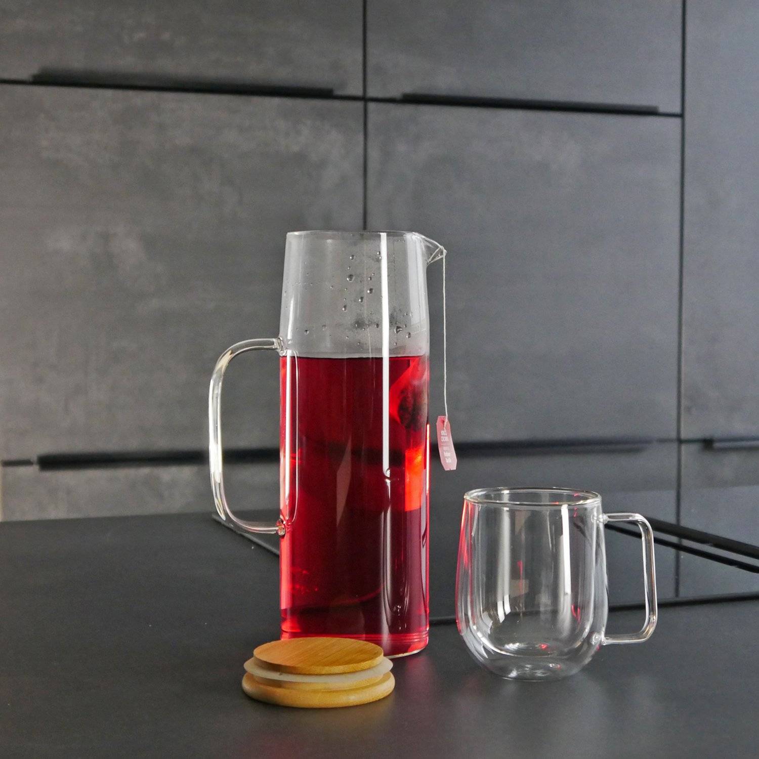 Intirilife Karaffe mit Bambusdeckel in KLAR – 1,6l Krug aus Borosilikatglas mit Henkel und Holz Deckel hitzebeständig geeignet für heiße und kalt