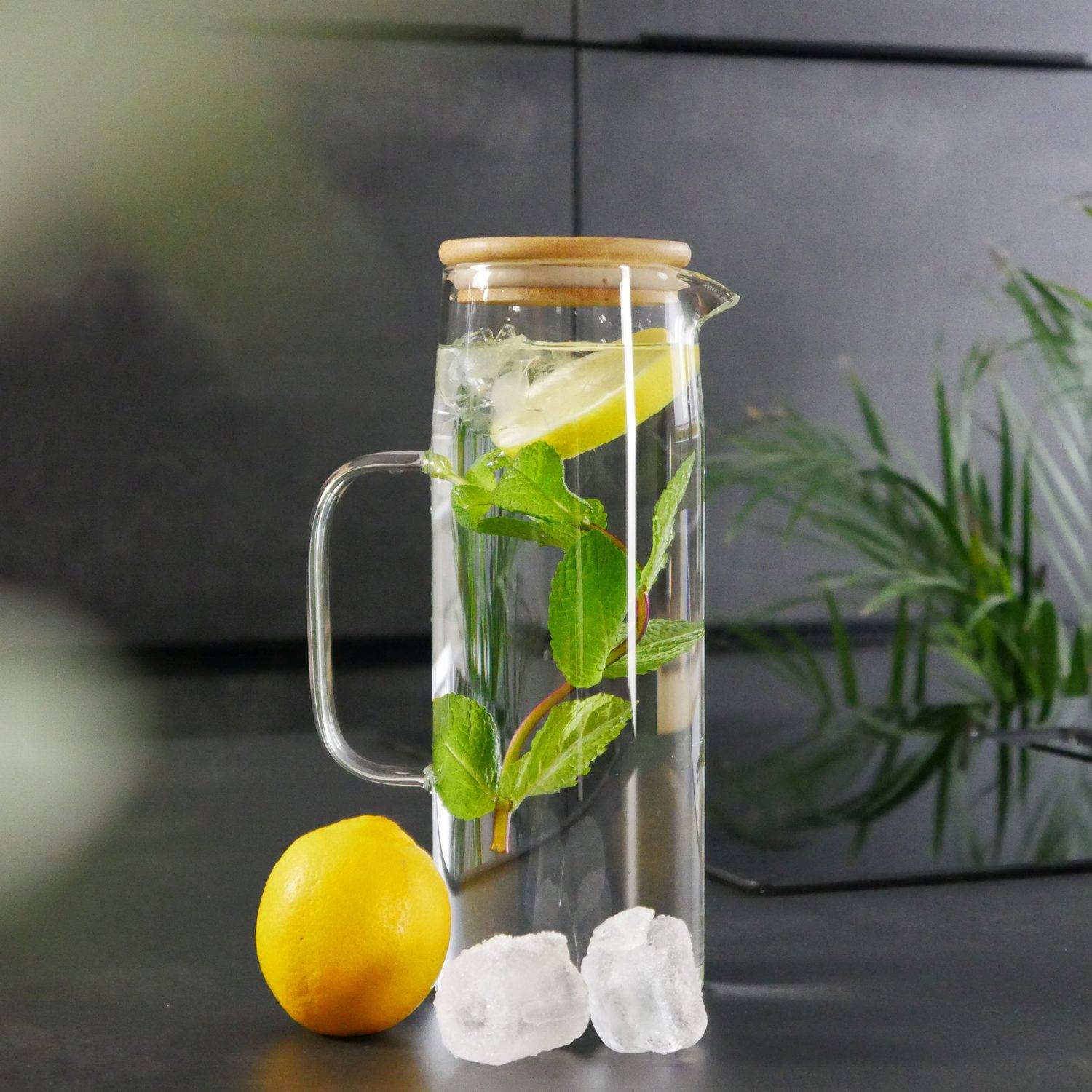 Intirilife Karaffe mit Bambusdeckel in KLAR – 1,6l Krug aus Borosilikatglas mit Henkel und Holz Deckel hitzebeständig geeignet für heiße und kalt