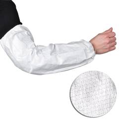 Nahaufnahme einer Person, die einen weißen wegwerfbaren Ärmelüberzug über ihrem Arm trägt, wobei die Textur und das Design des Ärmels sichtbar sind.