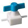Ein kleines Kunststoffventil mit blauem Griff zur Steuerung des Flüssigkeitsflusses, typischerweise in medizinischen oder Laborumgebungen verwendet.