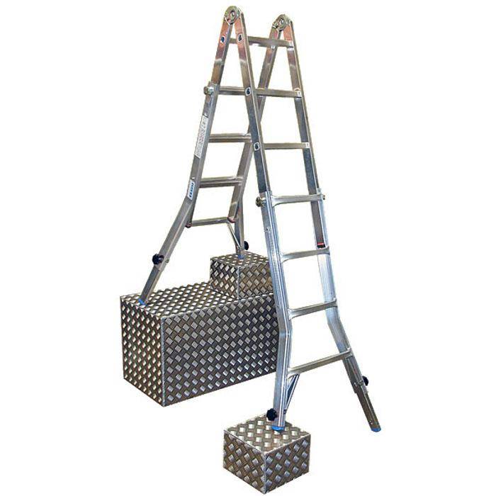 Zwei Aluminiumleitern, die auf diamantgeprägten Metallplattformen lehnen, zeigen eine kompakte Klettereinrichtung auf weißem Hintergrund.